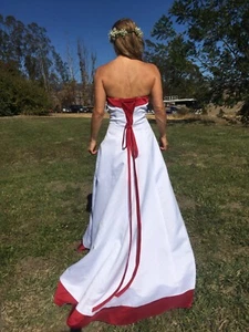 Wedding dress - Picture 1 of 3