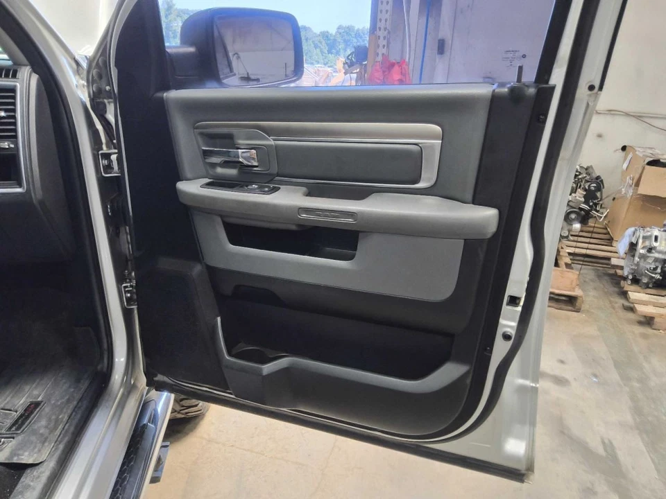 Dodge Ram 1500 2016 Front Door Trim Panel 626351 - Изображение 1 из 1