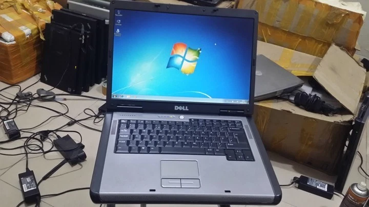 Laptop Dell Latitude 131L con pantalla grande de 15,4" Windows 7 Office2010 3 GB GdBatWkGr8 Foto 1 de 1