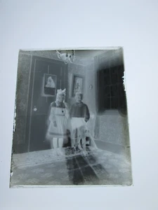 UNO (1) NEGATIVO IN VETRO PRIMI '900: MAINE, CALENDARIO "DUE BAMBINI IN PIEDI IN SALOTTO" - Foto 1 di 1