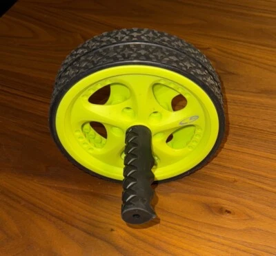 Rueda de rodillo Champion C9 para ejercicio y fitness en el hogar con asas de fácil agarre. Foto 1 de 2