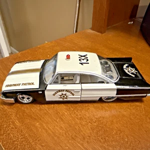 Maisto 1960 Ford Starliner Maßstab 1:26 Die Cast Polizeiauto #01248 - Bild 1 von 9