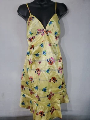 B. Vestido Floral Dividido Juniors Talla Grande Cuello en V Tropical Brillante Satinado Amarillo Foto 1 de 4