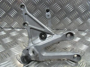 Colgador de clavija de pie delantero derecho genuino Honda CBR1000RRR 2006 a 2007 - Imagen 1 de 13