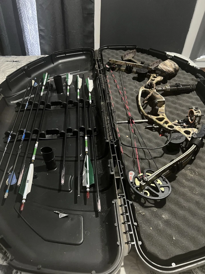 Hoyt Avenger Bow Right Hand with Case and Accessories and Arrow - Image 1 of 4