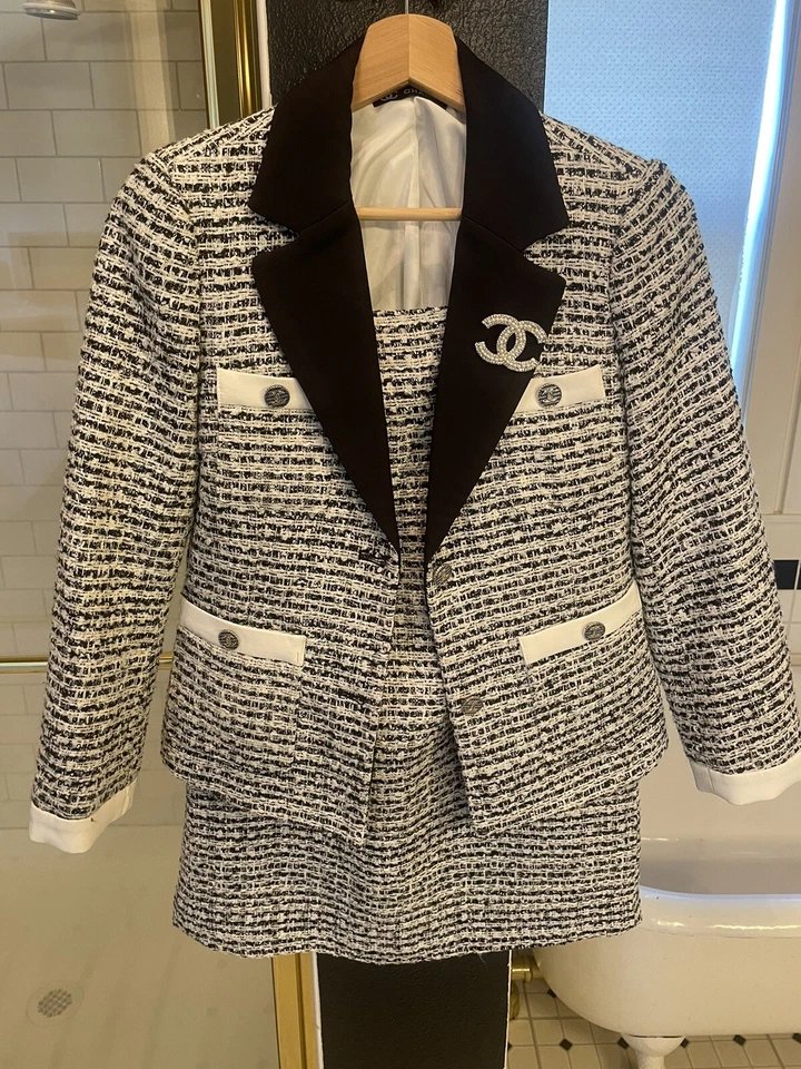 Conjunto de traje de tweed para mujer CHANEL. Venta al por menor $2650 (abierto a ofertas) Foto 1 de 4