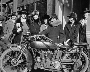 1919 GIRLS CROWD AROUND INDIAN MOTORCYCLE Photo (176-z) - Picture 1 of 1