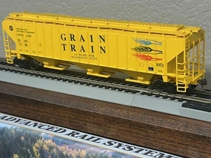 GRAIN TRAIN - CYLINDRICAL RIB SIDE 18 RIB COVERED 3-BAY HOPPER CAR HO Scale NEW - Picture 1 of 11