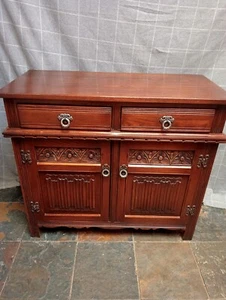 Altes Sideboard mit Charme und dekorativer Perlenbordüre  - Bild 1 von 6
