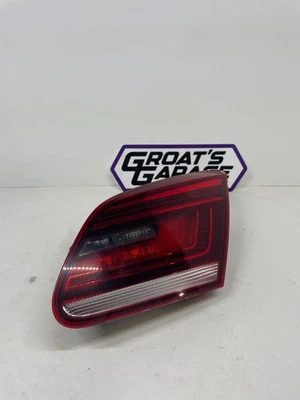 Lâmpada traseira interna direita 2013-2017 VW Volkswagen CC LED 3C8945308R FABRICANTE DE EQUIPAMENTO ORIGINAL - Imagem 1 de 4