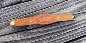 Pulsera Vicky Años 70 De Colección Cuero Estampado Ombre Nombre Hecho a Mano Puño Flores Amarillas - Imagen 1 de 7
