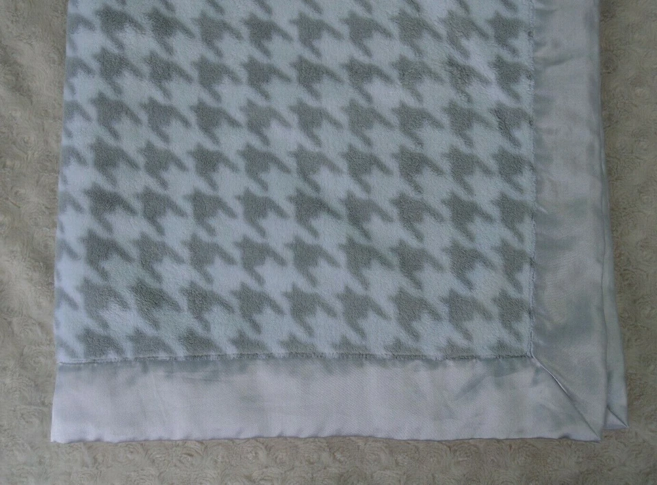 Manta para cochecito de bebé pata de gallo Swaddle Designs gris blanco borde satinado sedoso Foto 1 de 4