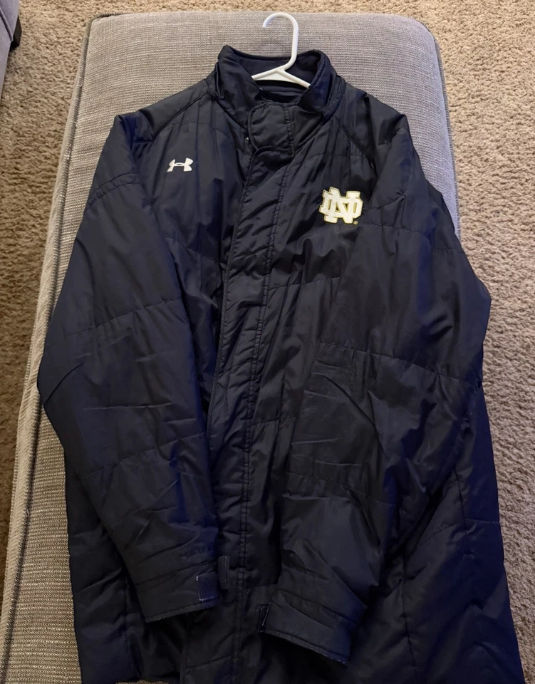 Chaqueta hinchada delgada de invierno con cremallera completa emitida por el equipo de fútbol de Notre Dame XL usada Foto 1 de 3