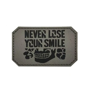 REFLECTIVE IR NUNCA PIERDAS TU SONRISA CALAVERA MILITRAY GANCHO BUCLE PARCHE GRIS NEGRO - Imagen 1 de 1