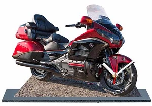 MOTO MINIATURE, GOLDWING ROUGE 1800, 2016 EN HORLOGE MINIATURE SUR SOCLE, 08 - Picture 1 of 1