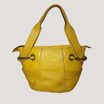 Bolso de Mano B Makowsky de Cuero Amarillo con Forro Estampado de Animales y Doble Asa Cremallera Foto 1 de 4