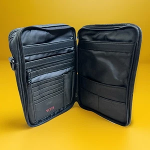 Bolso de Viaje Tumi Bandolera Pasaporte Adulto Pequeño Negro Cuero Genuino Cremallera Eslinga - Imagen 1 de 16