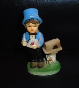 VINTAGE HARTPLASTIK JUNGE AM BRIEFKASTEN FIGUR HERGESTELLT IN HONGKONG - Bild 1 von 3