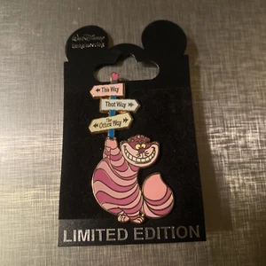 WDI CHESHIRE CAT WHICH WAY SIGN LE 300 DISNEY PIN NOC - Bild 1 von 2