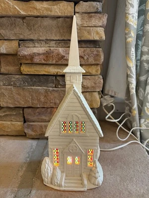 白色瓷器教堂音乐盒和浅色玻璃 — 第 1/4 张图片