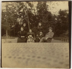 PHOTO ANCIENNE - VINTAGE SNAPSHOT - GROUPE MODE ÉLÉGANCE CADRAGE ÉTRANGE 1900 - Imagen 1 de 1