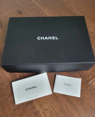 Chanel Blanco y Negro Bufanda Camisa Corbata Auténtica VACÍA Caja de Regalo Almacenamiento 10" x 7" Foto 1 de 4