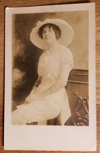 Woman in White Dress & Hat3266 Real Photo Vintage Postcard PC 1910s Unused - Imagen 1 de 1