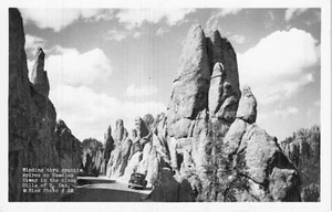 Postal SD: RPPC Needles Highway, Black Hills, Dakota del Sur, foto en blanco y negro sin publicar - Imagen 1 de 2