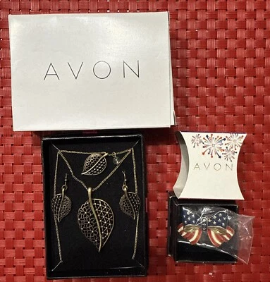 Pulsera Avon Filigrana Hoja 3 Piezas. Collar.Juego de pendientes/pin de lazo patriótico nuevo en caja Foto 1 de 4