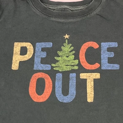 Camiseta Life Is Good Niños Niños 5-6 Peace Out Árbol de Navidad Verde Manga Larga Foto 1 de 4