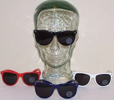 РИСКОВАННЫЙ СУПЕР ТЕМНЫЙ 100% УФ СОЛНЦЕЗАЩИТНЫЕ ОЧКИ ЧЕРНЫЙ, СИНИЙ, КРАСНЫЙ ИЛИ БЕЛЫЙ 54-16-140 КАЖДЫЙ  - Изображение 1 из 4