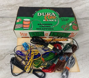 Vintage Tandy Craft Dura-Flex Vinyl Kunststoff Flechten Schnürung Wickelspitze mit Box - Bild 1 von 6