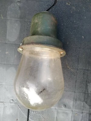 LUZ WESTINGHOUSE VINTAGE DE HIERRO FUNDIDO A PRUEBA DE EXPLOSIONES CON GLOBO TERRÁQUEO Foto 1 de 3
