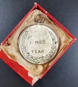 Medalla de equipo vintage de 1 milla, grabada para 2 atletismo interunidades AGRA, c 1950 - Imagen 1 de 2