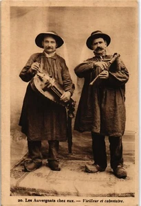 Antigua postal de colección Músicos Auvergnats chez eux Vielleur et cabretaire (1266) - Imagen 1 de 2