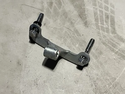 Soporte de cable de freno trasero inferior derecho Suzuki Marauder VZ800 1998 97-04 OEM Foto 1 de 3