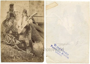 Italien Sizilien Jungen mit Gitarre antik ethnisches Albumin Foto von Wilhelm von Gloeden - Bild 1 von 1