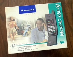 Téléphone portable vintage Motorola MicroTac 650 à clapet, boîte, manuel et adaptateur automatique 1998 - Photo 1 sur 11