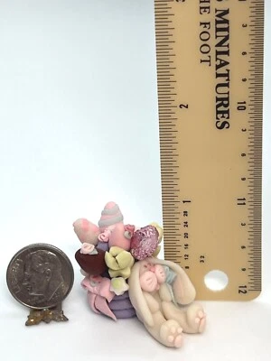 Mesa centro de mesa artesanal vintage para casa de muñecas conejo de Pascua Foto 1 de 4