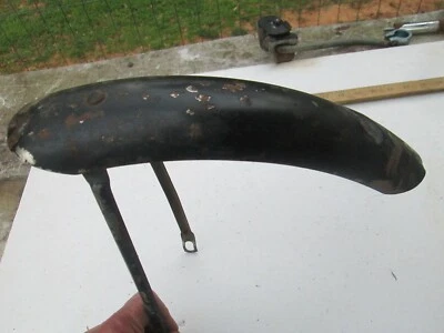 Guardabarros delantero corto vintage de bicicleta con soportes cromados debajo de pátina de acabado negro Foto 1 de 4