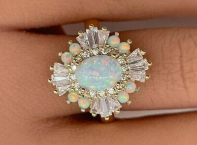 Anillo de compromiso de lujo con halo de diamantes de ópalo de fuego de corte ovalado de 2 quilates enchapado en oro amarillo de 14 quilates Foto 1 de 4