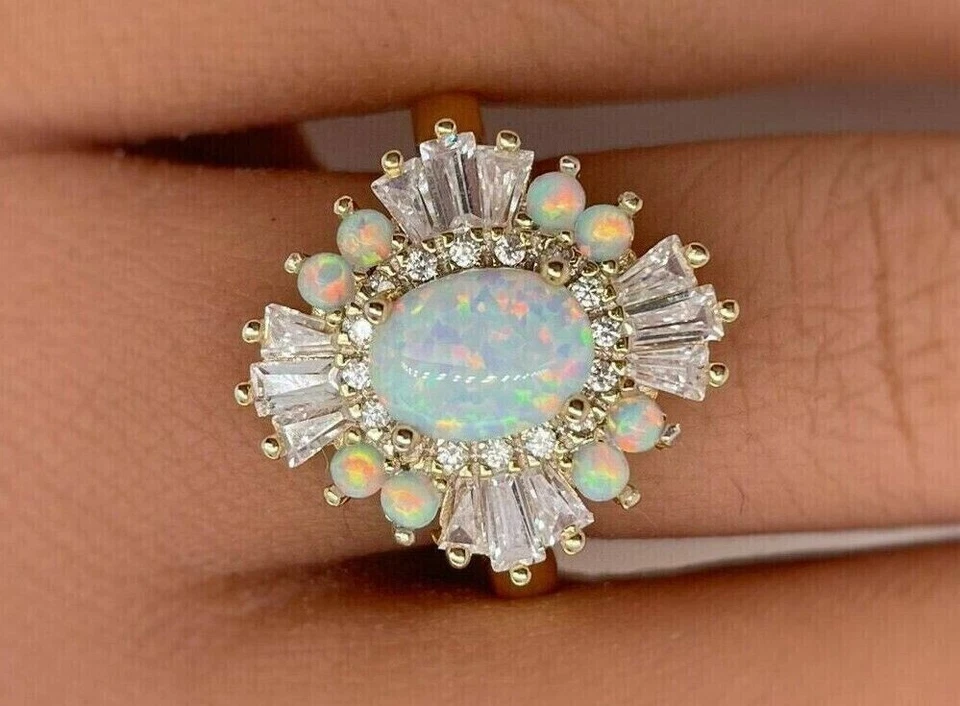 Anillo de compromiso de lujo con halo de diamantes de ópalo de fuego de corte ovalado de 2 quilates enchapado en oro amarillo de 14 quilates Foto 1 de 4