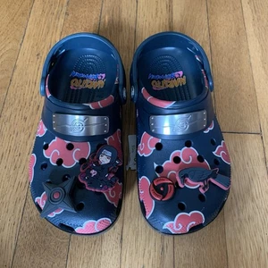 Zueco Crocs x NARUTO ITACHI UCHIHA CLÁSICO Nightfall Hombre Talla 5, Mujer Talla 7 - Imagen 1 de 10