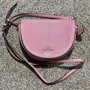 Coach Ellen Bubble Gum Pink Pebbled Leather Crossbody Saddle Bag Flap Purse - Bild 1 von 23