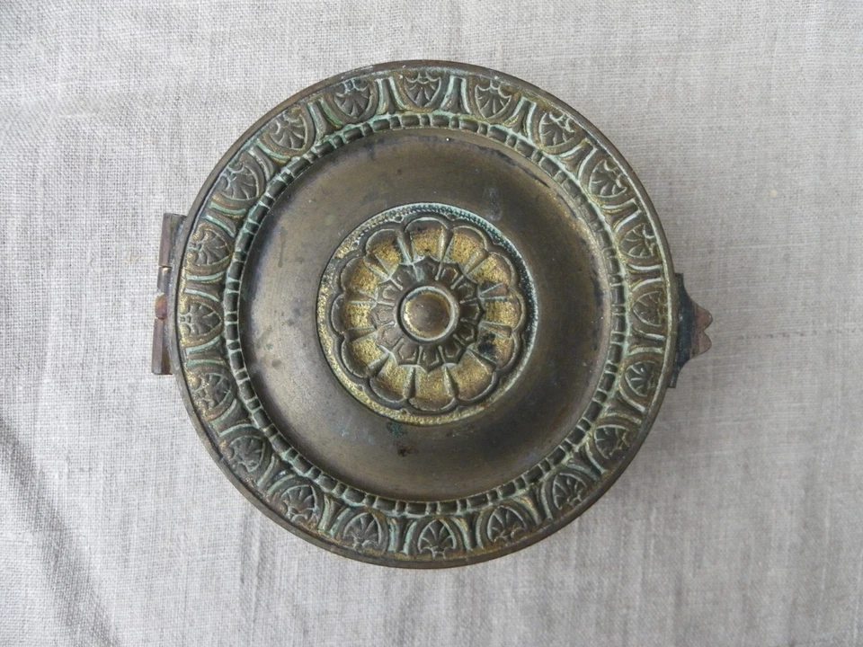 ANCIENNE BOUCHE D'AÉRATION DE CHEMINÉE - EN LAITON - Photo 1/4