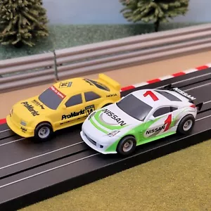 Par Micro Scalextric Coches 1:64 - Amarillo Mercedes Benz y Blanco Nissan 350Z - Imagen 1 de 1