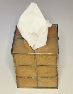 Soporte de pañuelo vertical vintage Capiz Shell y latón 7"x5" tapa con bisagras pátina de melocotón - Imagen 1 de 11