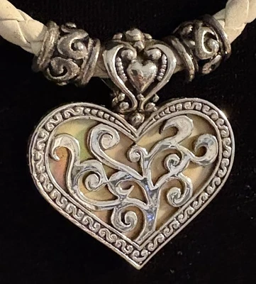 Collar de madreperla de ley con incrustaciones de corazón trenza de cuero? Cierre Brighton 17" Foto 1 de 4