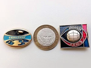 Soviet Set Space USSR: 2 Badges Baikonur Cosmodrome; Apollo-Soyuz, Coin Gagarin - Picture 1 of 18