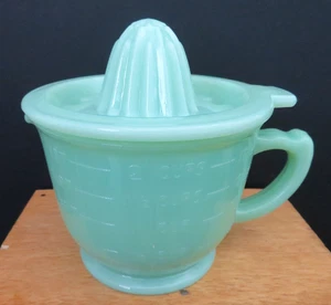 Vintage Jaditgrün MESSBECHER mit Reibahle/Entsafter Deckel 2 Tassen Kapazität EVC - Bild 1 von 7